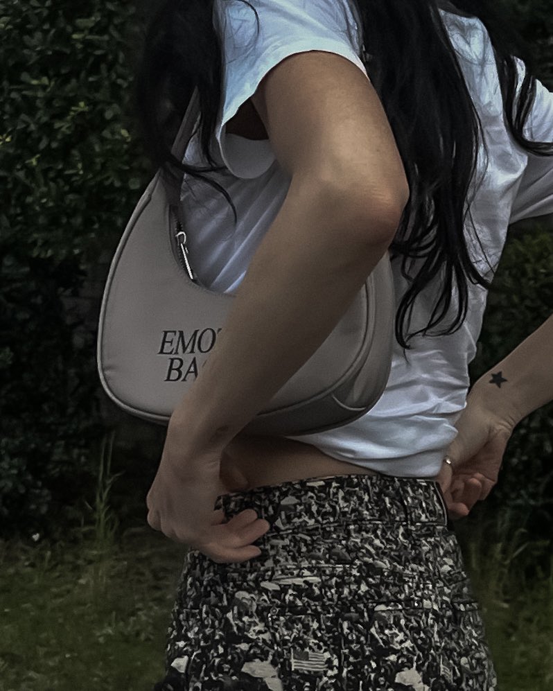 destinydelisio_'s tweet photo. All my favorite places seem to have a ‘cult’ feel. I walked towards the front door of this place and realized what we’d stumbled across.. moving right along! 🌚 #totalsolareclipse wearing #basicpleasuremode https://t.co/HlRjDEDqav