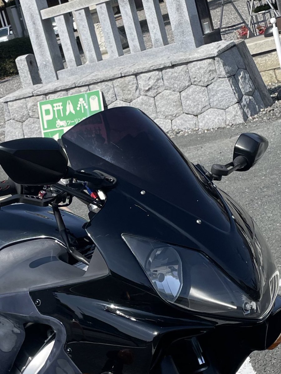 TA_01007's tweet photo. バイクを買った当初から付いてたカウルミラー、後ろが全然見えないので交換しようと思うのですが、ハンドルミラーと迷い中…
どっちが良いのかな…
ハンドルミラーにしてる方どうですか?
#HONDA #cbr600 #cbr600f4i
#pc35 #cbr #hondacbr600 #supersport #ツアラー #大型ミドル #ホンダ #SSバイク https://t.co/Vmdd6vvVSm