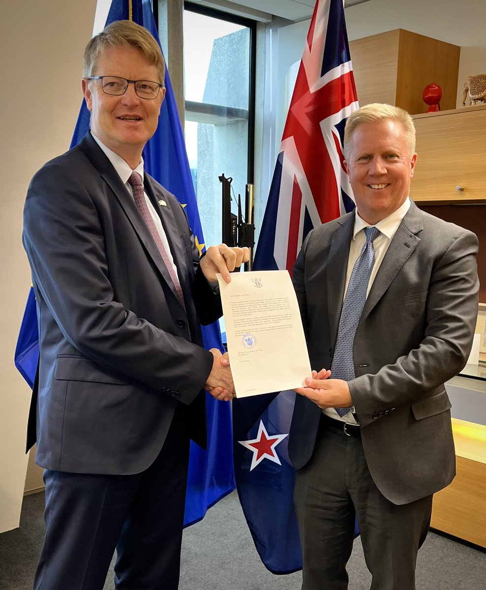 Delighted to official notify @EUinNZ Ambassador @LMeredithEU that NZ has ratified the NZ-EU Free Trade Agreement. This means that the agreement will enter into force from 1 May 2024. An excellent outcome for businesses in both the EU and NZ! 🇳🇿🤝🇪🇺#NZCloseToEU @EU_Commission