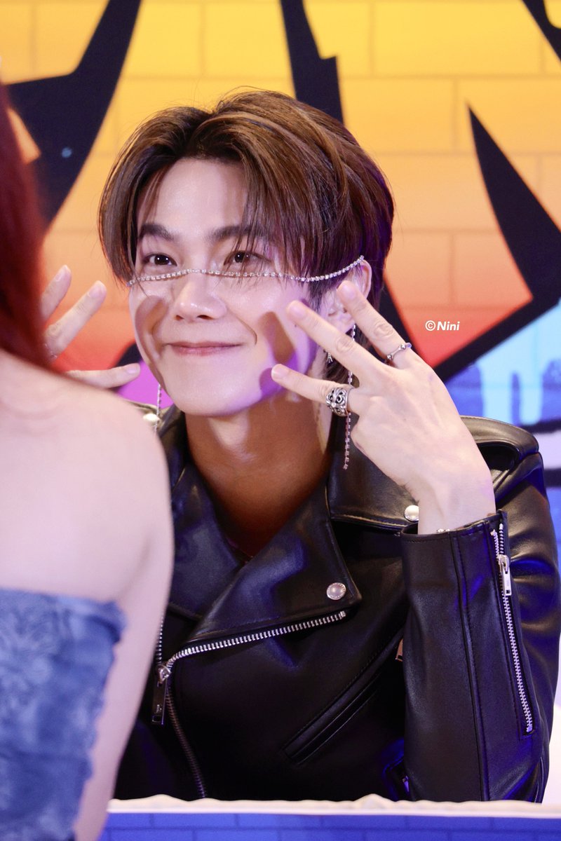 One…Two…Three…!  (•̀ω•́)✧

BYL FANSIGN BANGKOK D1
#Fansign2024BYLxBuild
<a href="/JakeB4rever/">BIU.</a>