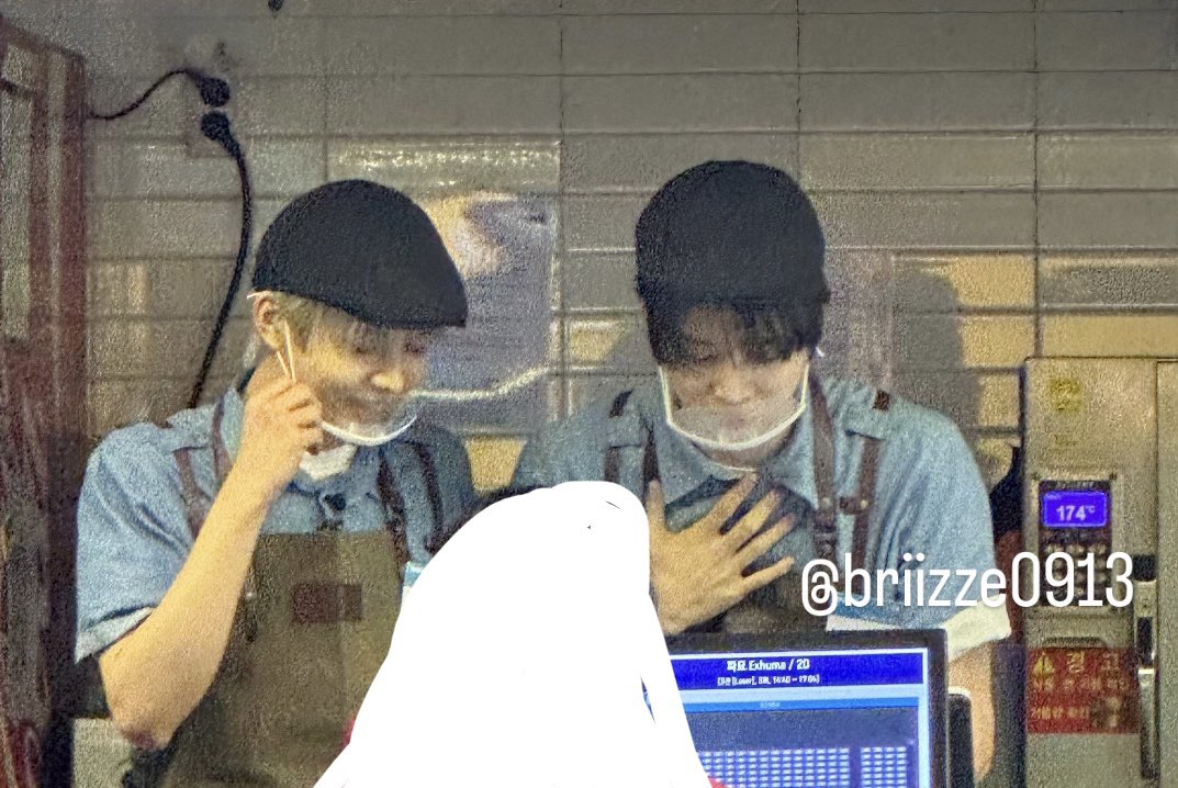 briizze0913's tweet photo. 아니 타로 성찬이가 예매자분이랑 같이 셀카 찍어 드렸는데 ㅋㅋㅋㅋ 성찬이가 사진 찍고 예매자분 폰을 실수로 자기 주머니에 넣어버려서 
죄송합니다ㅜㅜ 제가 도벽이 있어서 ㅎㅎ... <<정확히 이렇게 말하면서 돌려드림 ㅋㅋㅋㅋㅋㅋㅋㅋㅋㅋ https://t.co/VX3UAKb3g3