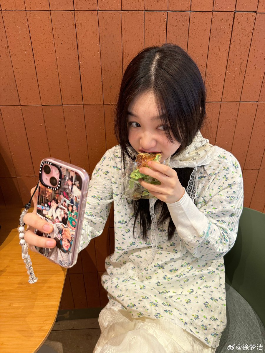 z_ro2e's tweet photo. 서몽결 여친짤 개껴요…..
근데 몽결아 케이스 나도 줘… https://t.co/Px721bsSi6