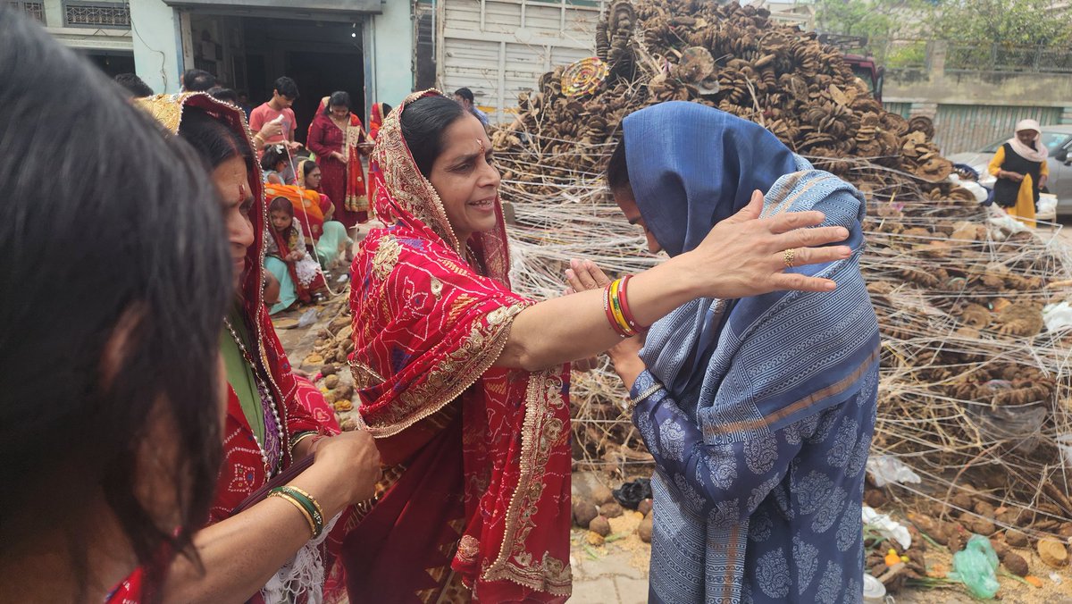 BabitaPhogat's tweet photo. अपनी विधानसभा #चरखीदादरी के होली मिलन में हर्षोल्लास के रंग बिखरे रहे। होलिका दहन के कार्यक्रम में हम सभी के चेहरों में सनातन संस्कृति की चमक चौगुनी हो गई।

#HappyHoli https://t.co/uPMuCRYprp
