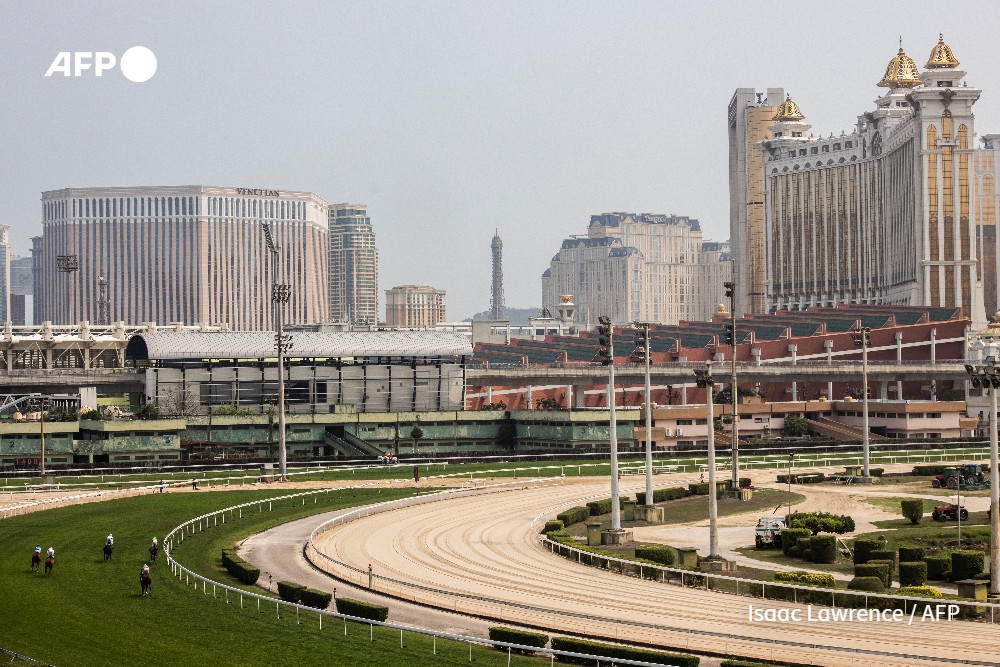 Horse racing in Macau will soon be history. But instead of a dignified send-off, racing participants say they are 'depressed' and 'in shock', blaming poor management that—in the words of veteran trainer Joe Lau—left 'the whole house on fire'. Feature: u.afp.com/5g23🧵