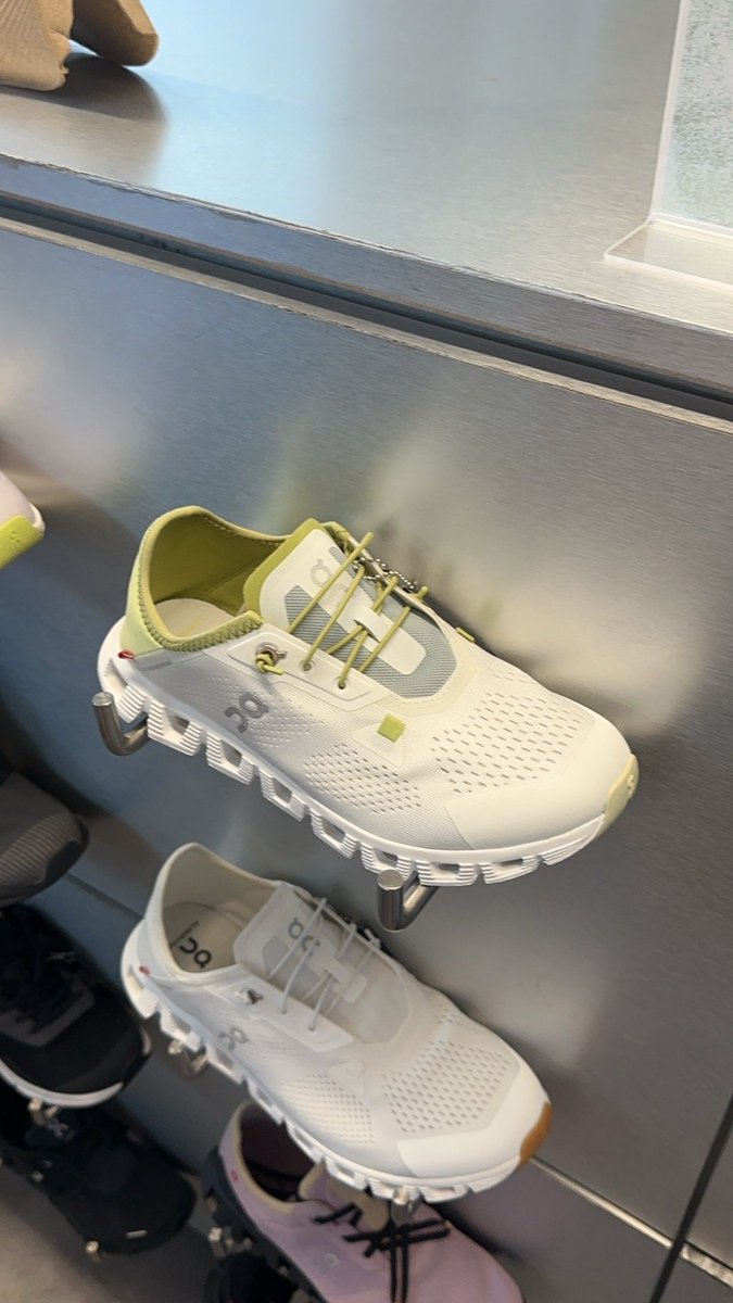 ถ้าพอมีงบอยากแนะนำ on ตอนแรกก็แอบคิดว่ามันจะสบายได้ซะขนาดไหน พอได้ลองเท่านั้นแหละ สบายจริง และมีแบบให้เลือกเยอะเลย  มีรุ่นที่เหมาะกับหน้าเท้าแต่ละแบบ ไม่ว่าจะหน้าเท้ากว้าง หน้าเท้าแคบ เราไปเจอที่ mega bangna แบบเยอะ size พอมีอยู่ เค้าบอกว่าของเข้าทุกวันพฤหัส