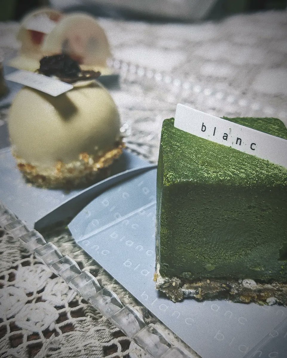 Rena_2026's tweet photo. 福岡BLANCパティスリーはとても美味しくて、美しいケーキを作ってくれるので、とても気に入っています。
これらはまさに傑作です！
この素晴らしい贈り物をくれた彼氏の親愛なる母親とブラン【ブラン】のパティスリーに感謝します。❤️

心から、ありがとうございます! 

#福岡 #ケーキ #blanc #cakes https://t.co/7nHHcPygk0