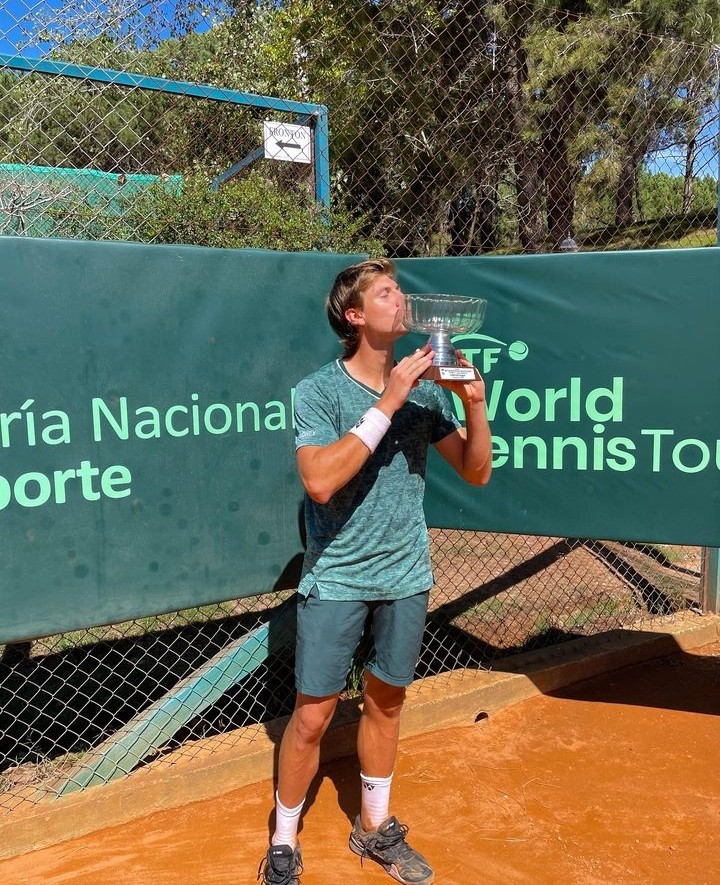 Not_Esportivas's tweet photo. ITF TENNIS!
Parabéns aos tenistas campeões do @worldtennis de M15 de Punta del Este no Uruguai.
Simples: Lautaro Midon (🇦🇷) 🏆 (2)
Duplas: Thiago Cigarran (🇦🇷)/ Nicolas Parizzia (🇨🇭)
#ITFTennis #tennis #AUT #ClubdelLago #PuntadelEste #LautaroMidon #ThiagoCigarran #NicolasParizzia https://t.co/FaIQw9zxDb