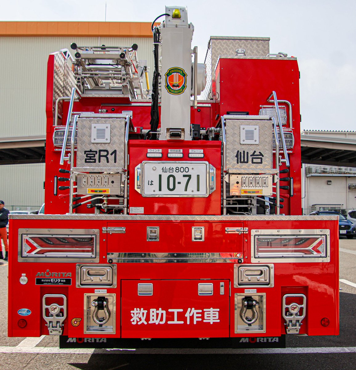 【宮城野消防署の救助工作車が新車両になります🚒✨】 この救助工作車は特徴として救助活動で使用するウインチや油圧式クレーンが装備されています。あらゆる災害に迅速に対応するため、車両の設計段階から現場隊員の意見を取り入れて完成させた特別な1台となっています。