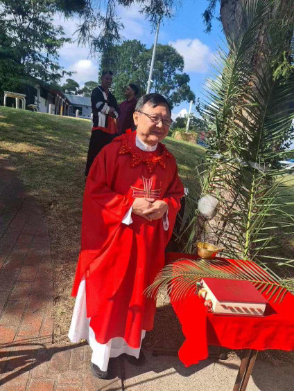 ✝️🌴 Aussie #Jesuits around the country & overseas celebrated #PalmSunday Masses to celebrate Christ's entry into Jerusalem as the start of Holy Week. 📸 1st: Fr Mariusz Han SJ 📸 2nd: Fr Nico Lariosa SJ (3rd from right) 📸 3rd: Fr Kieran Gill SJ 📸 4th: Fr Nguyen Van Cao SJ 🙏