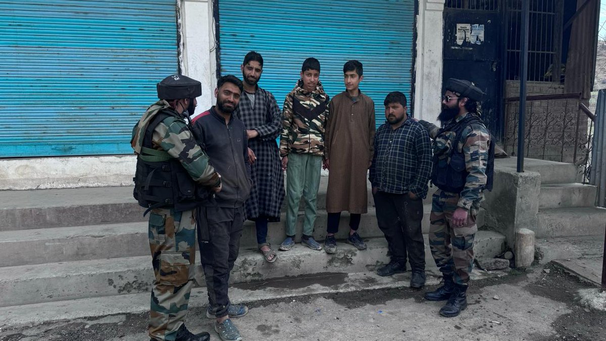 HukusBukus_786's tweet photo. #IndianArmy organised a Khariyat Ptl for the locals on the World TB Day at Hampur &amp; Lolipura ith an aim to enhance the awareness about TB and other health complications relating to it. 

#Kashmir 
#होलिकोत्सव #FestivalOfColours #होलिका_दहन https://t.co/uU3EHcVXcT