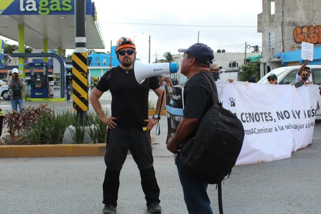 El viernes 22 de marzo, varios colectivos alzamos la voz en una de las avenidas de Playa del Carmen para solicitar al gobierno hacer valer la ley, que le ordena suspender las obras del tramo 5 del megaproyecto tren maya 📷 Haizel de la Cruz Más fotos en facebook.com/share/p/jJaJEL…