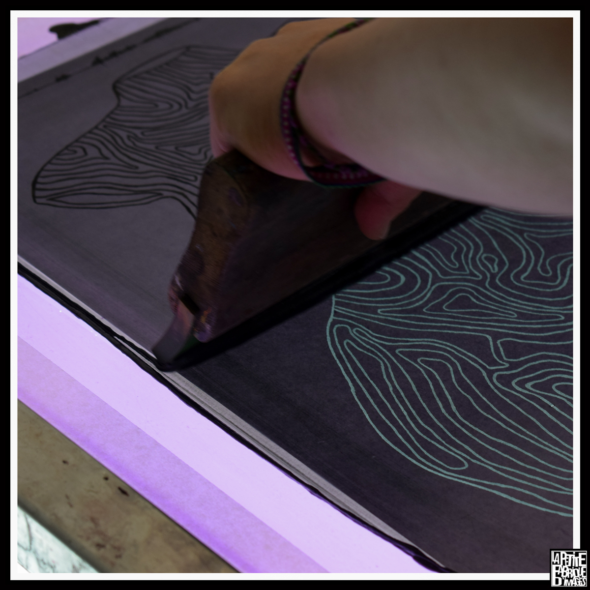 lapetitefabriq3's tweet image. "Pour moi, c'est plutôt une énigme que je mets dans mes tableaux." François Boisrond
.
L'énigme, c'est la clé pour appréhender le travail de Faustine 😉
.
Sérigraphie  29,7 x 42 cm imprimée sur tee-shirt
.
#silkscreen #serigraphie #serigrafía #printmaking #printmakingart #prints