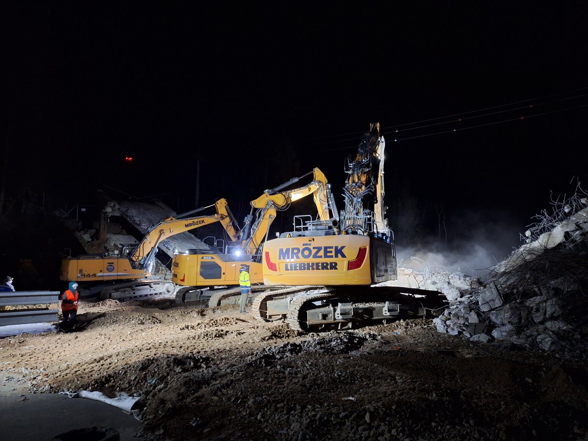 ⚠️Dálnice D1 v km 126 je po demolici nadjezdu u Řehořova už plně průjezdná, bez omezení. Práce spočívaly nejen v samotné demolici, ale rovněž terénních úpravách zářezu v místech, kde nadjezd stál. Informace k akci, včetně fotogalerie, k dispozici zde:1url.cz/cunJY👈