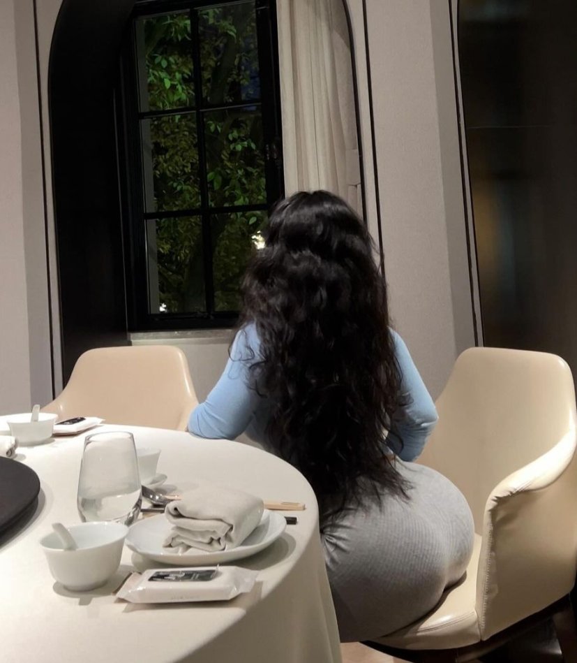 弟弟都喜欢小胳膊筷子腿吗？等你长大了就知道肩宽腰细大奶肥臀腿粗的少妇阿姨有多香了