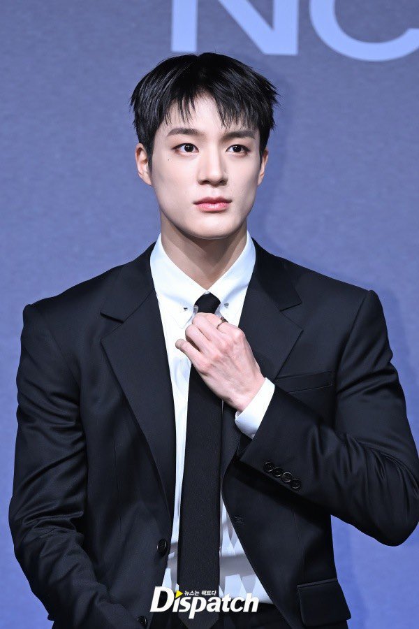 my25thofaugust's tweet photo. he’s giving CEO muda di perusahaan papa gantiin papanya yang udah pensiun, punya gelar S2 lulusan luar negeri probably stanford atau harvard. orangnya gak terlalu mikirin romance karena dia tau ortunya bakal jodohin dia nanti sama anak kerabat or something https://t.co/XaVah6cMP3