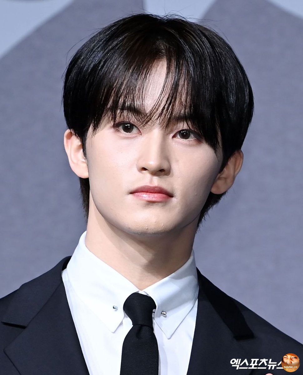 markleebase's tweet photo. REPEAT AFTER ME 

LEADER MARK FIGHTING 
LEADER MARK FIGHTING
LEADER MARK FIGHTING 
LEADER MARK FIGHTING https://t.co/iWL2LZixBv