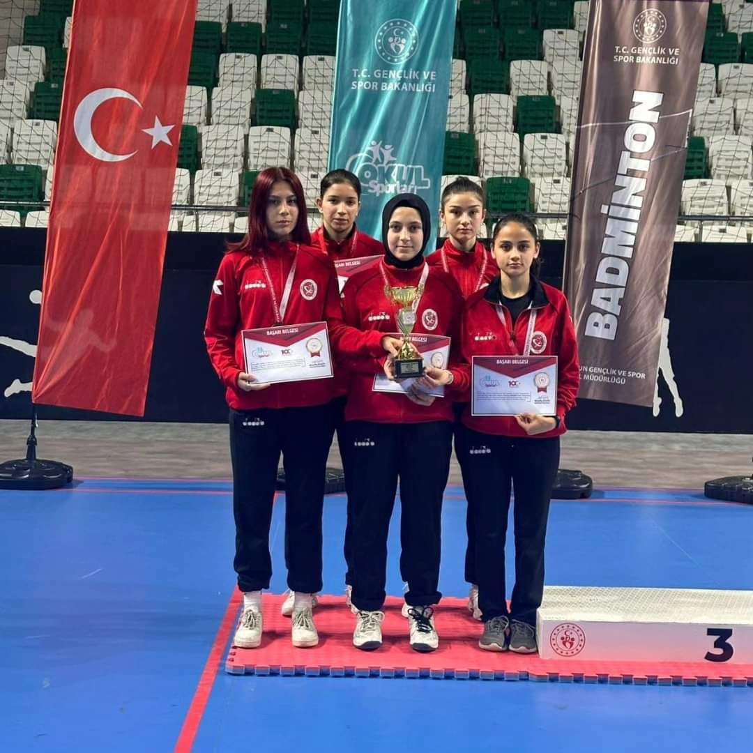 21-24 Mart tarihleri arasında GİRESUN İlimizde yapılan Badminton Liseler Arası  TÜRKİYE Şampiyonasında Niğde 15 Temmuz Şehitleri Spr Lisesi Kız Takımımız TÜRKİYE 4. sü olmuşlardır. Sporcularımızı ve Emek veren Antrenörlerimizi tebrik ederiz.