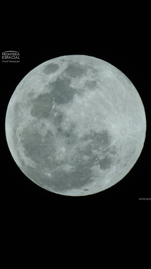FronteraSpacial's tweet photo. ¡Tenemos un #EclipseLunar en curso! 🌖

Un eclipse lunar penumbral comenzó hace una hora y está siendo visible por todo el continente americano. Compartimos foto de la Luna esta noche desde Ciudad de México, tomada por nuestro colaborador David Velázquez 😍 https://t.co/pVNiP5hkxO