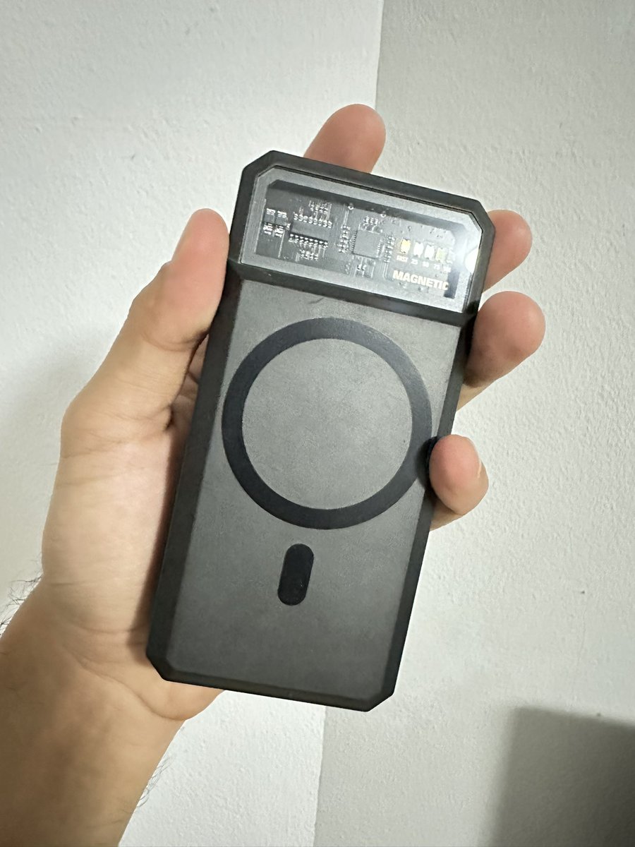 tentchawa's tweet photo. พกพาง่าย ชาร์จได้หลายรอบ ชาร์จกับ magsafe ได้ https://t.co/Ox5hkZIsku