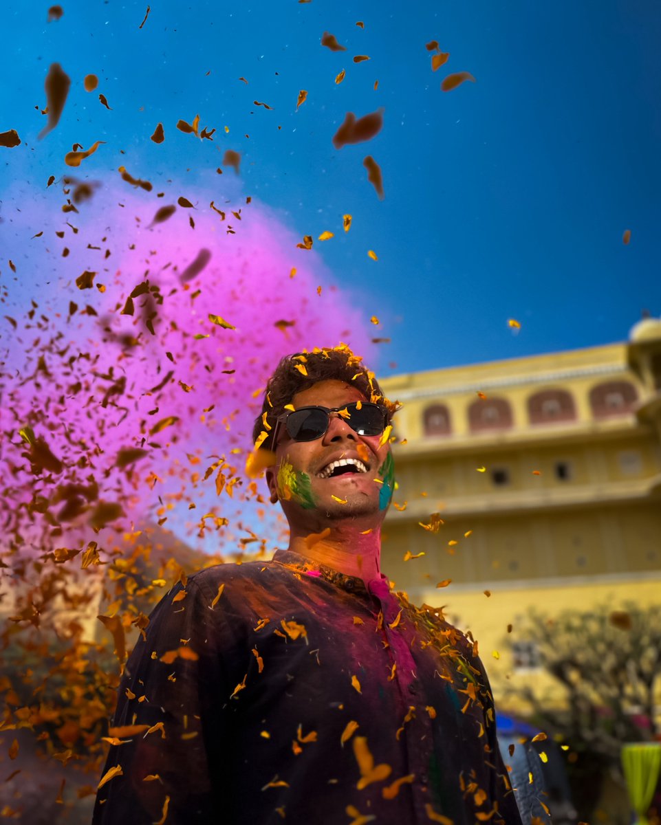 Happy Holi to all who celebrate! Thank you <a href="/joshuakarthikr/">Joshua Karthik</a> for sharing this beautiful #ShotOniPhone photo that captures the colorful festival.