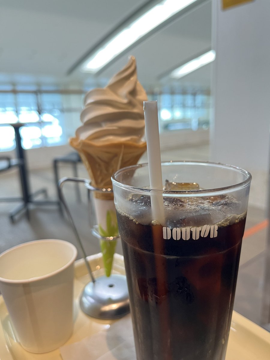 gadget4man's tweet photo. 今日は、半袖日和で温かいので、ソフトクリームが食べたくなる♪

空港で引き渡しが終わる度に、こんな感じに食べてたら、そりゃ痩せないよね(笑) https://t.co/1nbC0BakvL