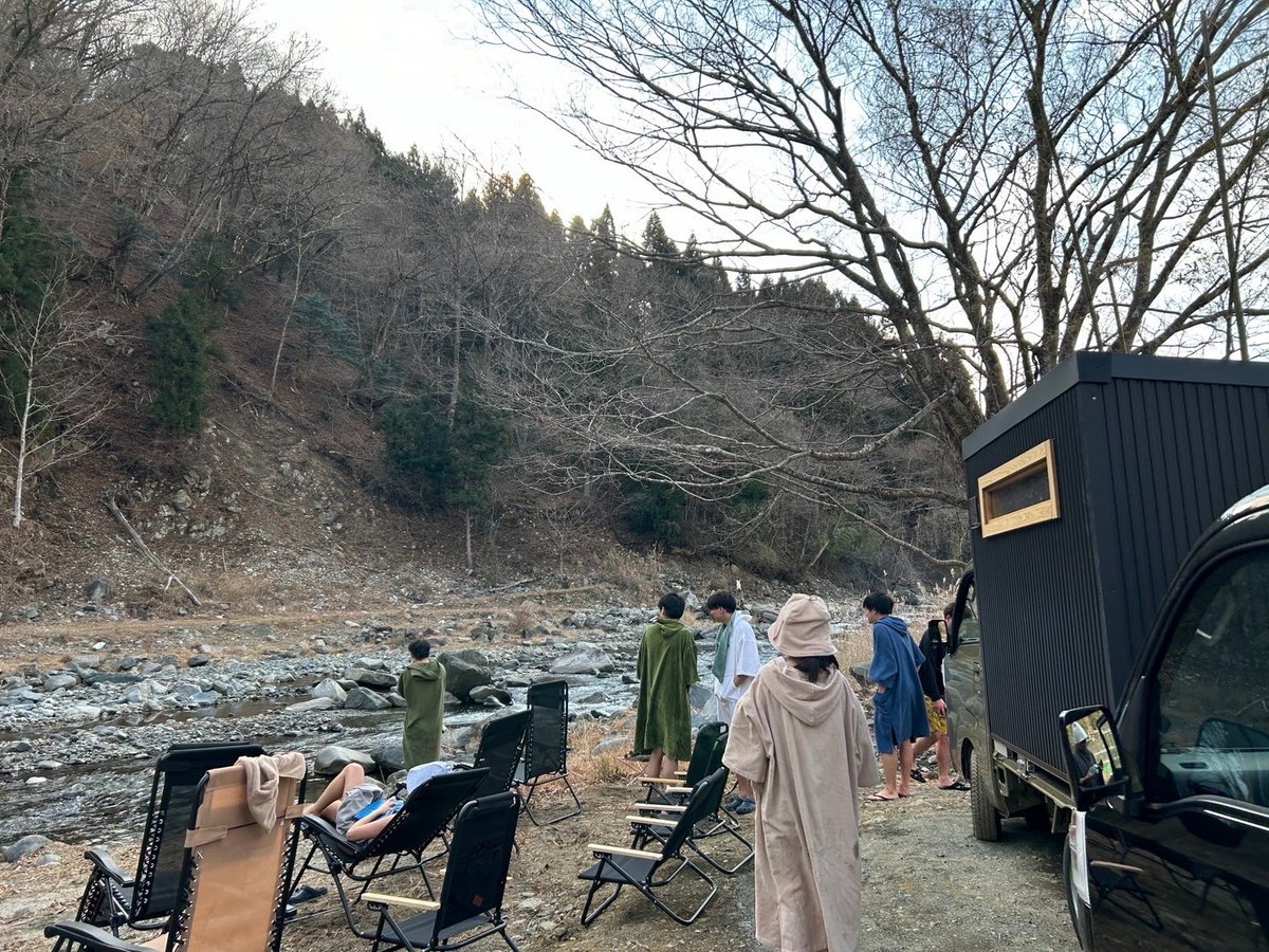 saunacar37's tweet photo. 【SAUNA CAR37 体験会@道志川サウナ】①
お馴染みになってきた @doshiriversauna さんにて、今回も体験会をさせて頂きました‼︎☀️🌷

寒い日でしたがサウ���カー3台を並べ、熱々のサウナー交流会の様な楽しい時となりました！🥵🔥✨

💁🏻サウナカーの体験、ご相談お待ちしております📨♨️ https://t.co/6rpjl2wTad
