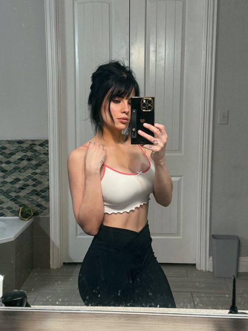 My god this mirror is filthy 😅&hellip;.I had an amazing stream tonight. Love yall 🫶🏼 https://t.co/uUjuzFpRI