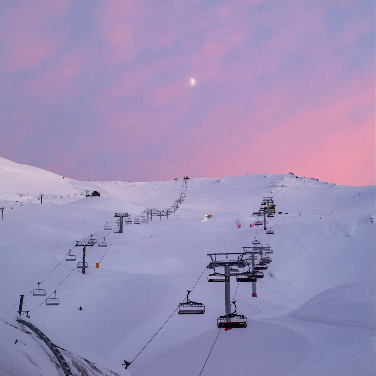 Incredible pink hues while skiing at Mt. Hutt, New Zealand 📍
 
📷: Mt. Hutt Media
 
#skimaxholidays #skiholiday #snowtravel #ski #snowboarding #skitravel #realnz #nzmustdo #nzbucketlist #skiing #mthutt #sunrise #photography #skigram