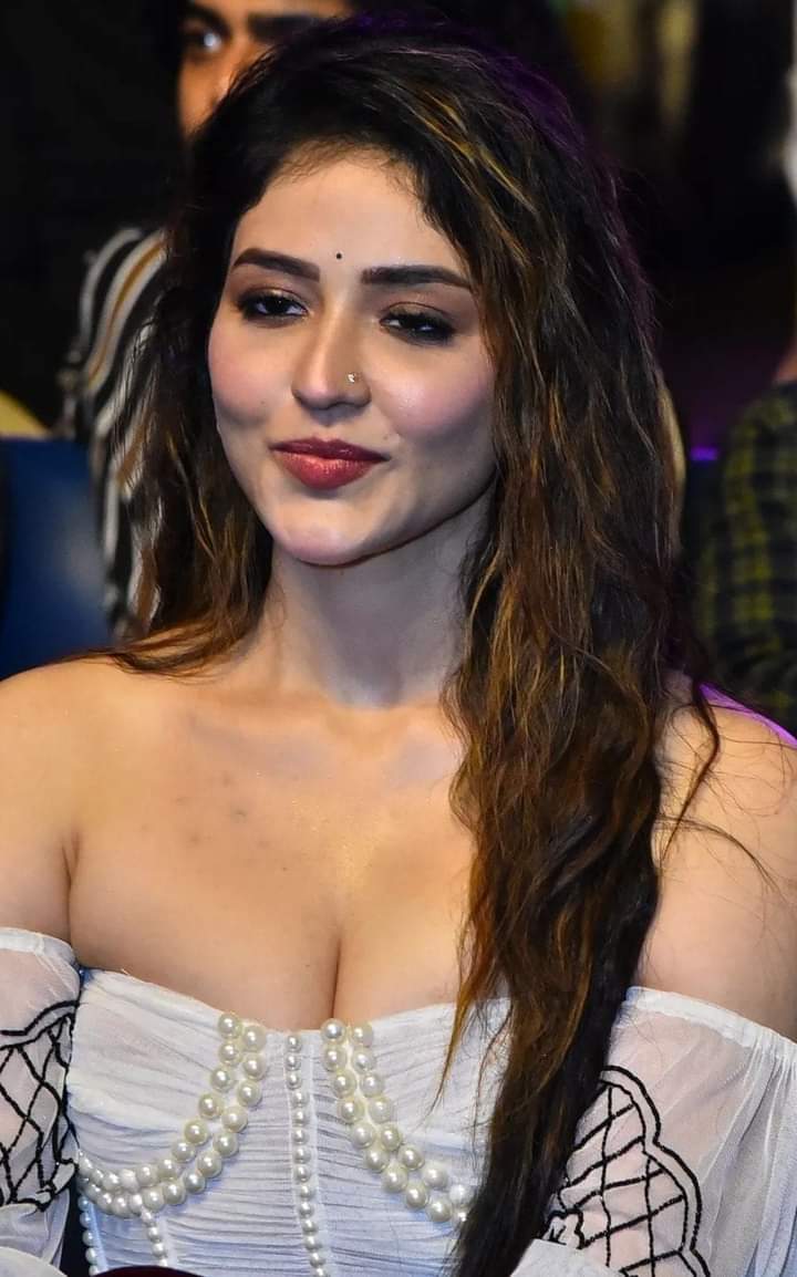 GJfpa-tbEAEi21T?format=jpg&name=medium