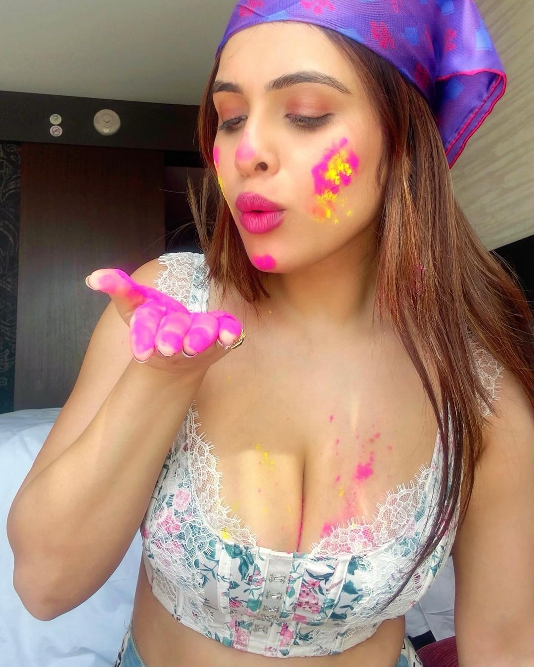 GJfqe_AbgAAwe_v?format=jpg&name=large