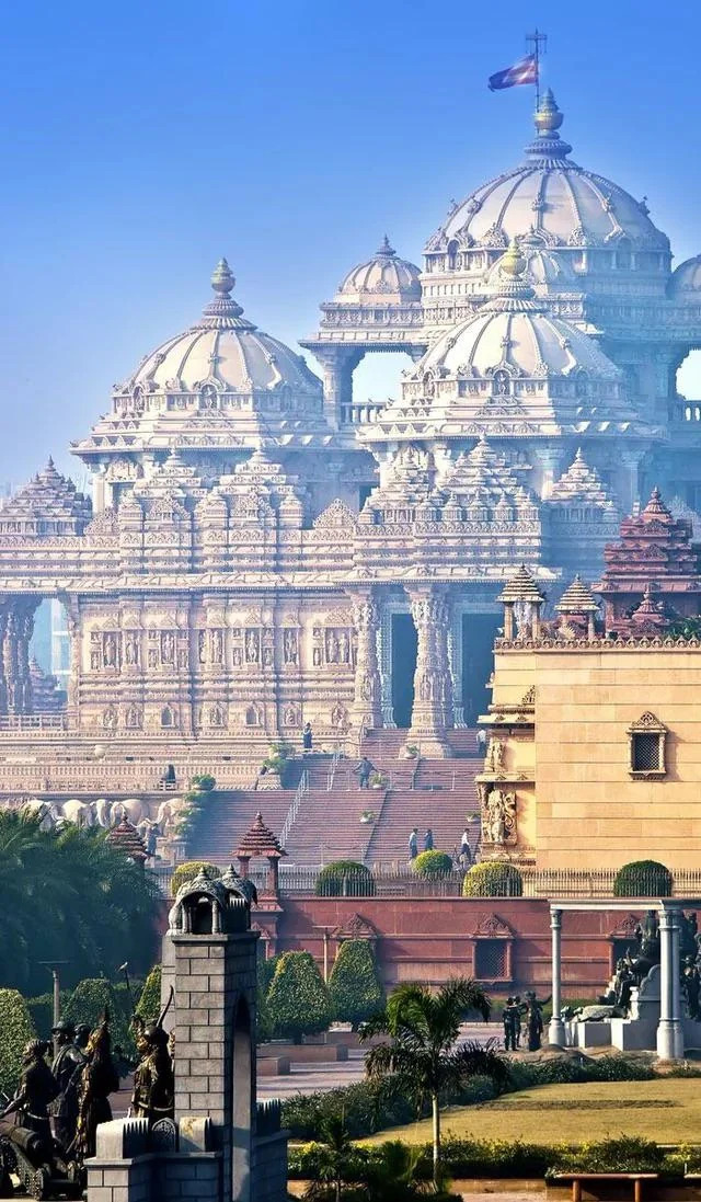 This is Swaminarayan Akshardham, a colossal Hindu temple in Delhi built with marble and limestone and covered in thousands of sculptures.

But this is not an ancient temple — it is less than twenty years old.

And it might change the future of architecture...