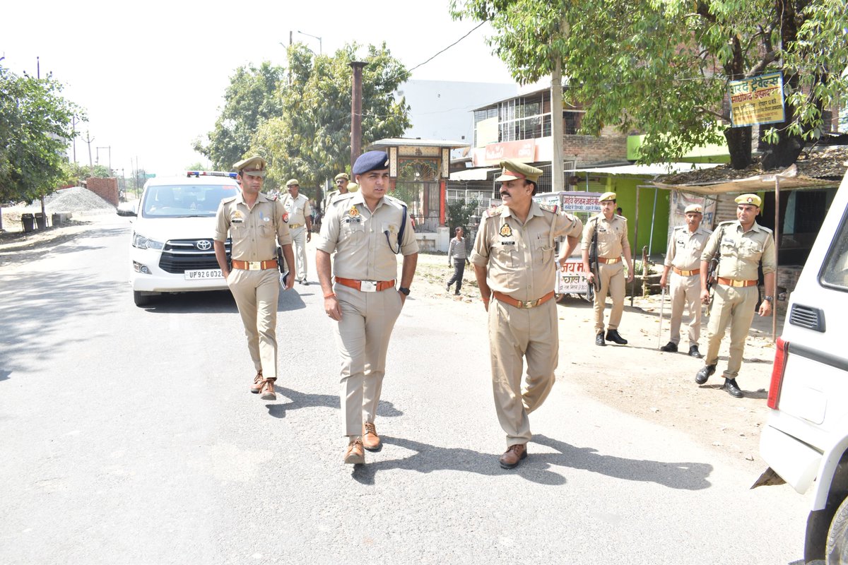 पुलिस अधीक्षक जालौन द्वारा होली पर्व के दृष्टिगत जनपद में सुरक्षा/ शान्ति एवं कानून व्यवस्था को सुदृढ़ बनाये रखने हेतु कोतवाली माधौगढ पुलिस बल के साथ कस्बा माधौगढ के मुख्य मार्गों आदि जगहों पर पैदल गस्त कर सुरक्षा व्यवस्था का जायजा लिया एवं संबन्धित को आवश्यक निर्देश दिये गये।