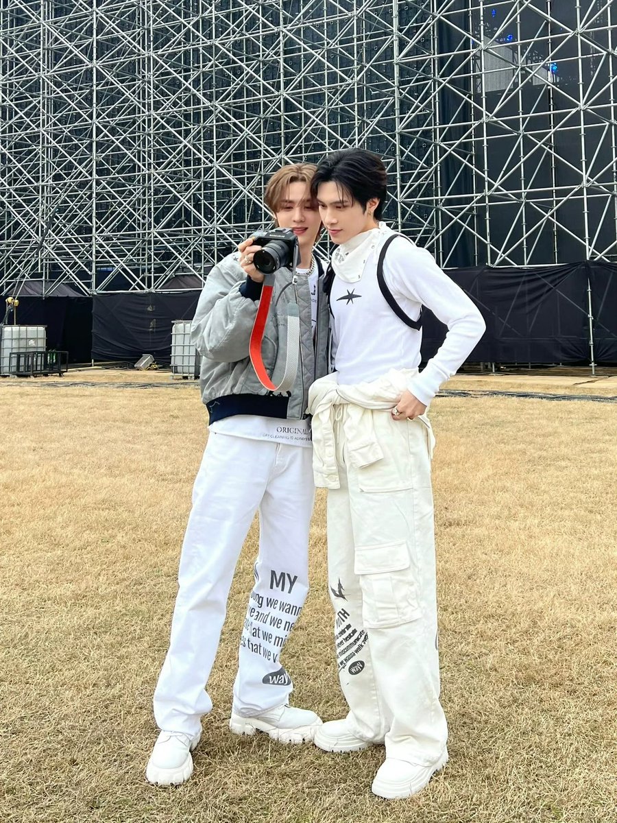 doiekunkun's tweet photo. 240325 #WayV Xiaohongshu update 

Challenge catching handsome guys to take photos at the performance backstage 💯 times (2/100) https://t.co/UhYMoyWujM