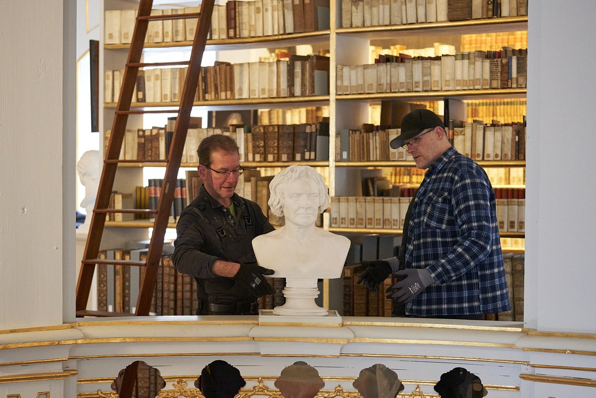 Hinter jeder gelungenen Ausstellung steht ein Team fleißiger Helfer*innen. So auch bei unserer Intervention „#Rahel Varnhagen in Weimar“, von deren Umbau wir Ihnen einige Einblicke zeigen. Zu sehen noch bis zum 12. Mai im #Rokokosaal. #HAABWeimar