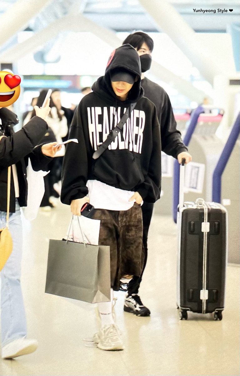 YH_ppp's tweet photo. 240325 KIX 윤형아 수고했엉 🩵💖
오늘도 바비 SOCKS 🧦💖🤙🏻
#iKON #아이콘 #윤형 #송윤형 #SONG #Yunhyeong #ユニョン https://t.co/lYGN2sKCsO