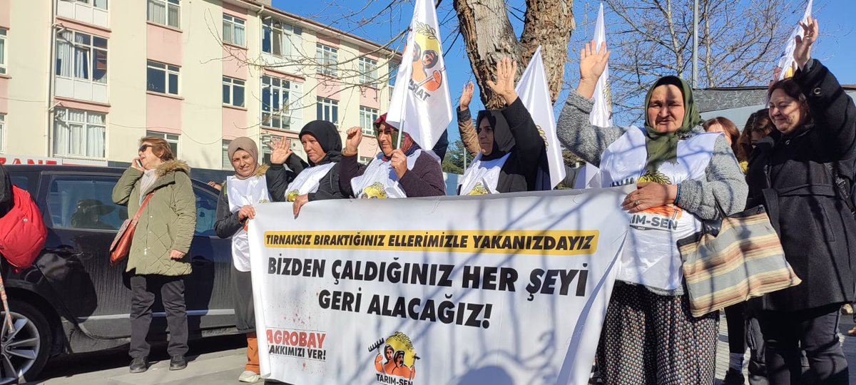 kadin_isci's tweet photo. Agrobay işçisi kadınlar Çalışma ve Sosyal Güvenlik Bakanlığı önüne vardı. Görüşme talebini bakanlığa ileten kadınlar bekleyişe geçtiler.

Naime hem bakanlığa hem patrona seslendi: "Bir haftadır yürüyerek geldik biz buraya. Arzu artık hakkımızı ver!"

Görseller: Bahar Gök https://t.co/Em49cmftzI