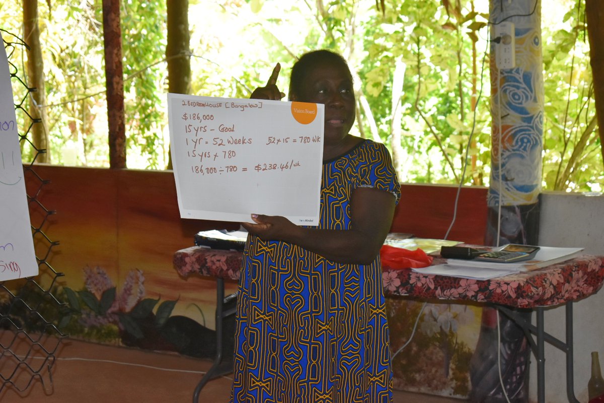 UNDP_Pacific's tweet photo. Local economic development in action, under Markets 4 Change! 27 vendors recently gathered in Solomon Islands 🇸🇧 to learn new knowledge and skills, on savings, planning, and prioritizing needs and wants for business growth, paving the way for local economic development. https://t.co/vfZal69etq