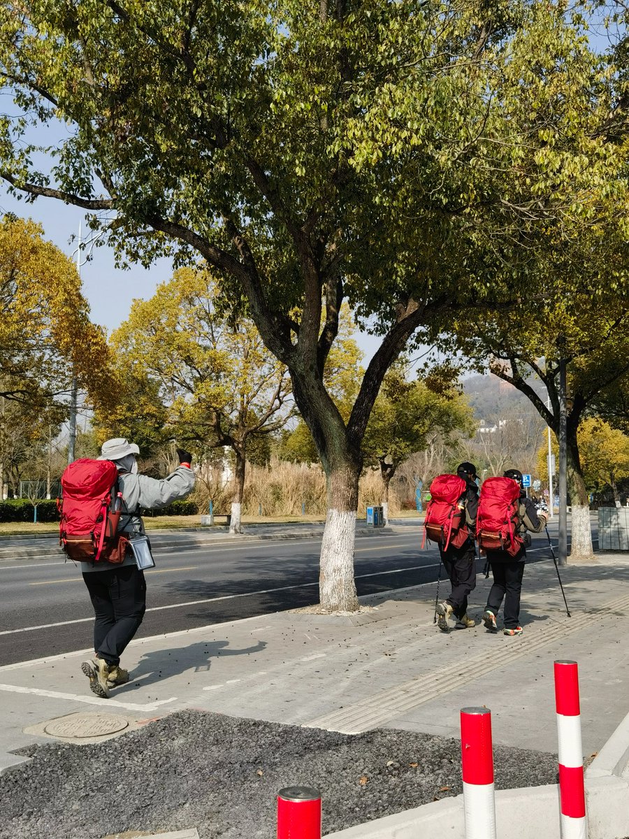 VisitSongjiang's tweet image. Zhang Hong, Asia&apos;s first blind climber to summit Mount #Qomolangma, embarked on a new journey.  Along with his wife and children, he began a trek from Sheshan in #Songjiang to the Qomolangma Base Camp, with the goal of covering over 5,000 kilometers in 8 months.