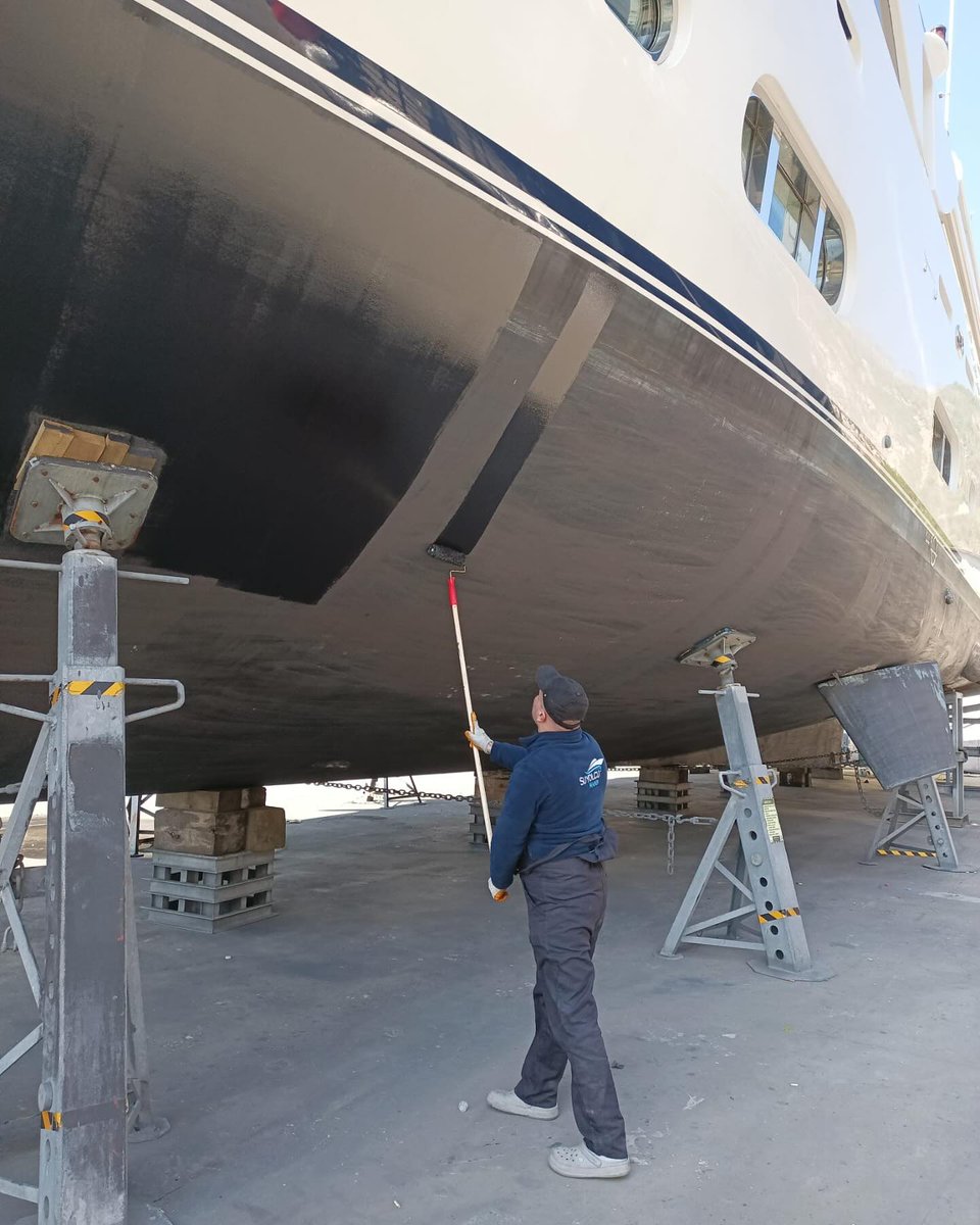 Şaft ve pervane temizliği titizlikle tamamlanan teknemizin ilk kat zehirli boya uygulaması yapılmıştır. Son kat zehirli boya uygulaması iniş öncesi planlanacaktır.
#refit #maintenance #antifouling #marinecoatings #coatings #antifoulingpaint #marineprotection #paints