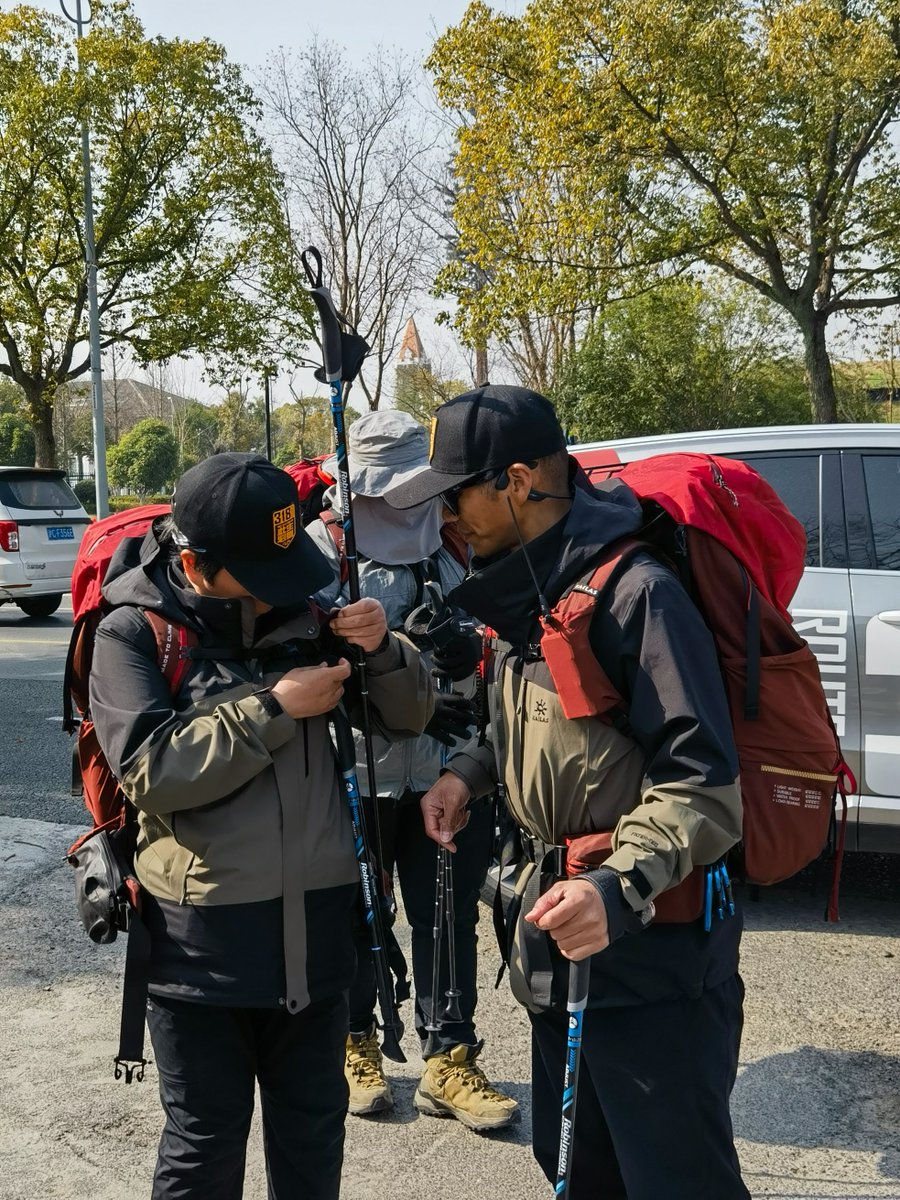 VisitSongjiang's tweet image. Zhang Hong, Asia&apos;s first blind climber to summit Mount #Qomolangma, embarked on a new journey.  Along with his wife and children, he began a trek from Sheshan in #Songjiang to the Qomolangma Base Camp, with the goal of covering over 5,000 kilometers in 8 months.