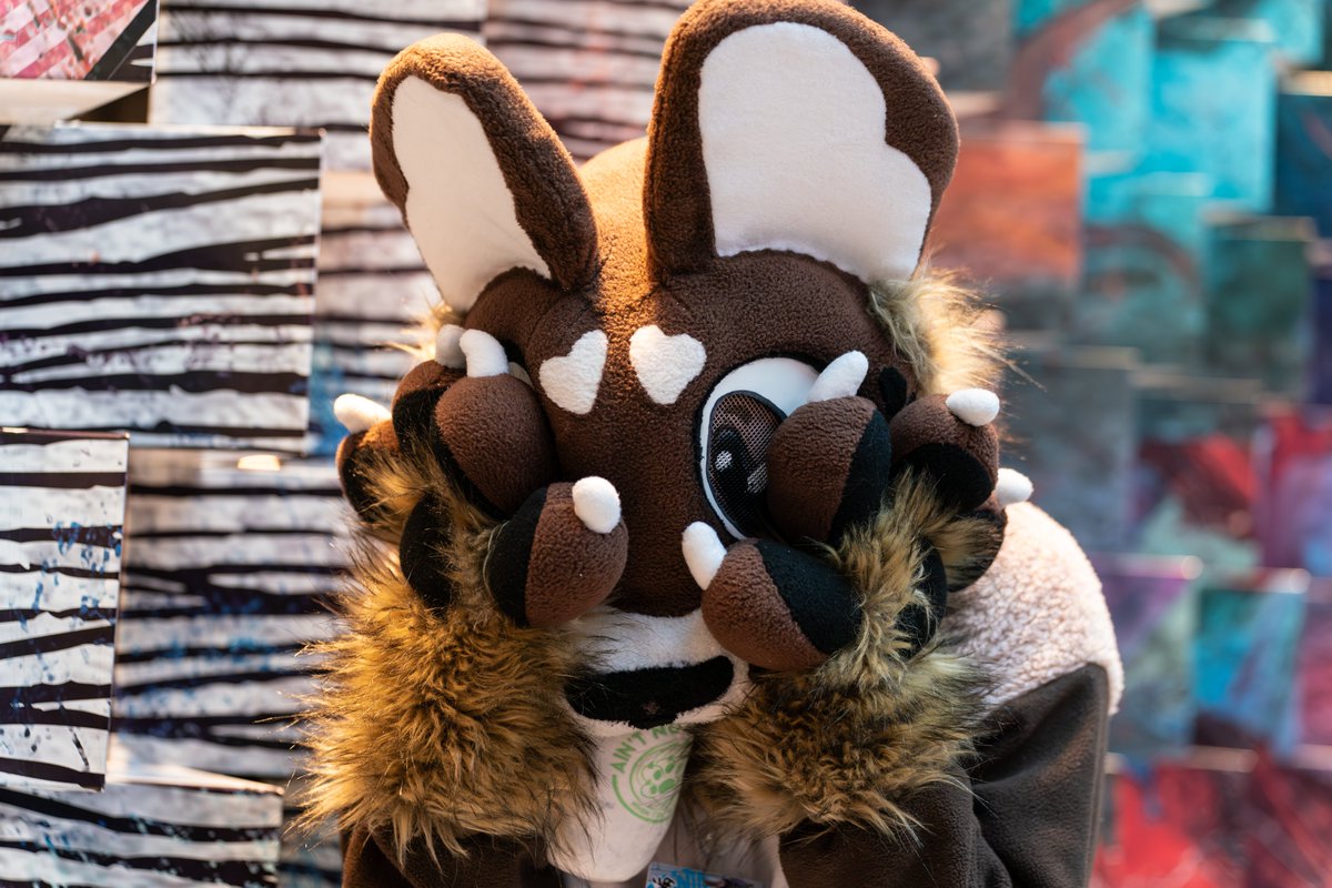 🦊: Dragonpaii
🧵: SystemOfTheDen
📷: @keeewiiii

#furryfiesta #TFF2024 #furries #fursuit