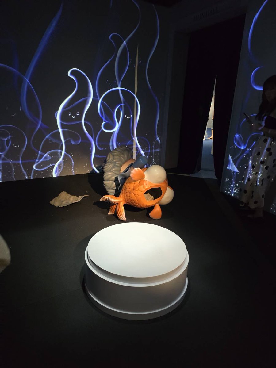 แม็กขอรบกวนเวลาทุกคนที่ผ่านมาเห็นโพสต์นี้ ช่วยสละเวลาอ่านข้อความต่อไปนี้ซักครู่นะคะ

แม็กได้รับภาพนี้จาก staff ในงานเมื่อคืนนี้ จริงๆแม็กเองก็เคยเห็นเหตุการณ์ที่ผลงานศิลปะเสียหายจากการจัดแสดงมาบ้าง แต่ไม่เคยคิดว่าจะเกิดขึ้นกับตัวเองเลยค่ะ