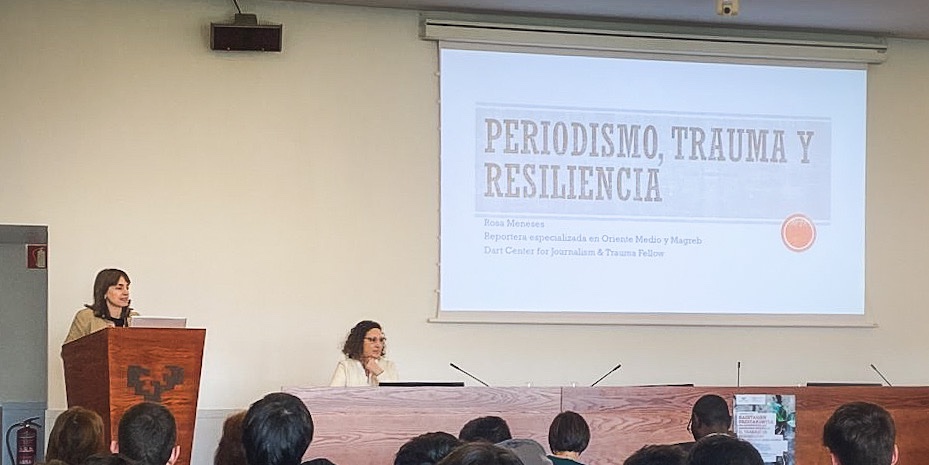 Rosa Meneses (@rosameneses10) y Leire Iturregui (@liturregui) tratan cuestiones relacionadas con el #periodismo, #trauma y #resiliencia durante la jornada “El trabajo de periodistas en la cobertura de temas sensibles”. #TemasSensibles @josafcon | @upvehu