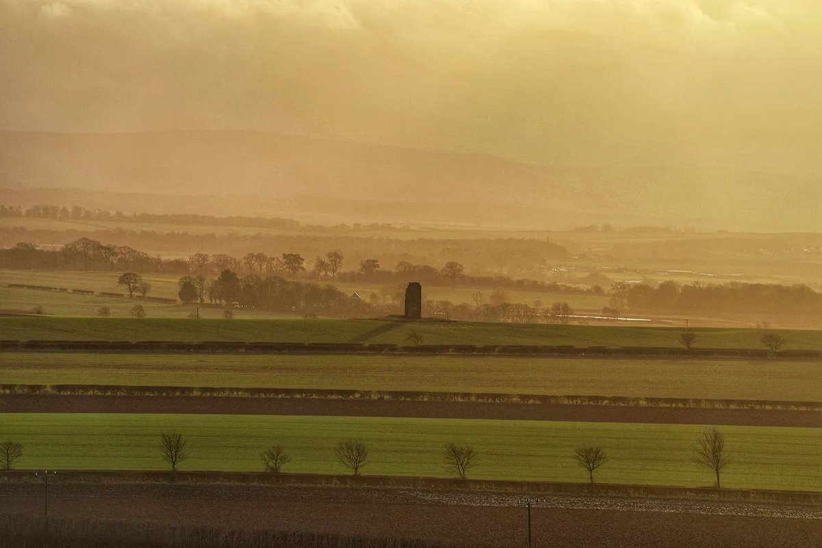 Hazy spring evenings are on their way! We love this dreamy capture of the East Lothian countryside at sunset from the top of North Berwick Law. 📸 davidmajesticphotography