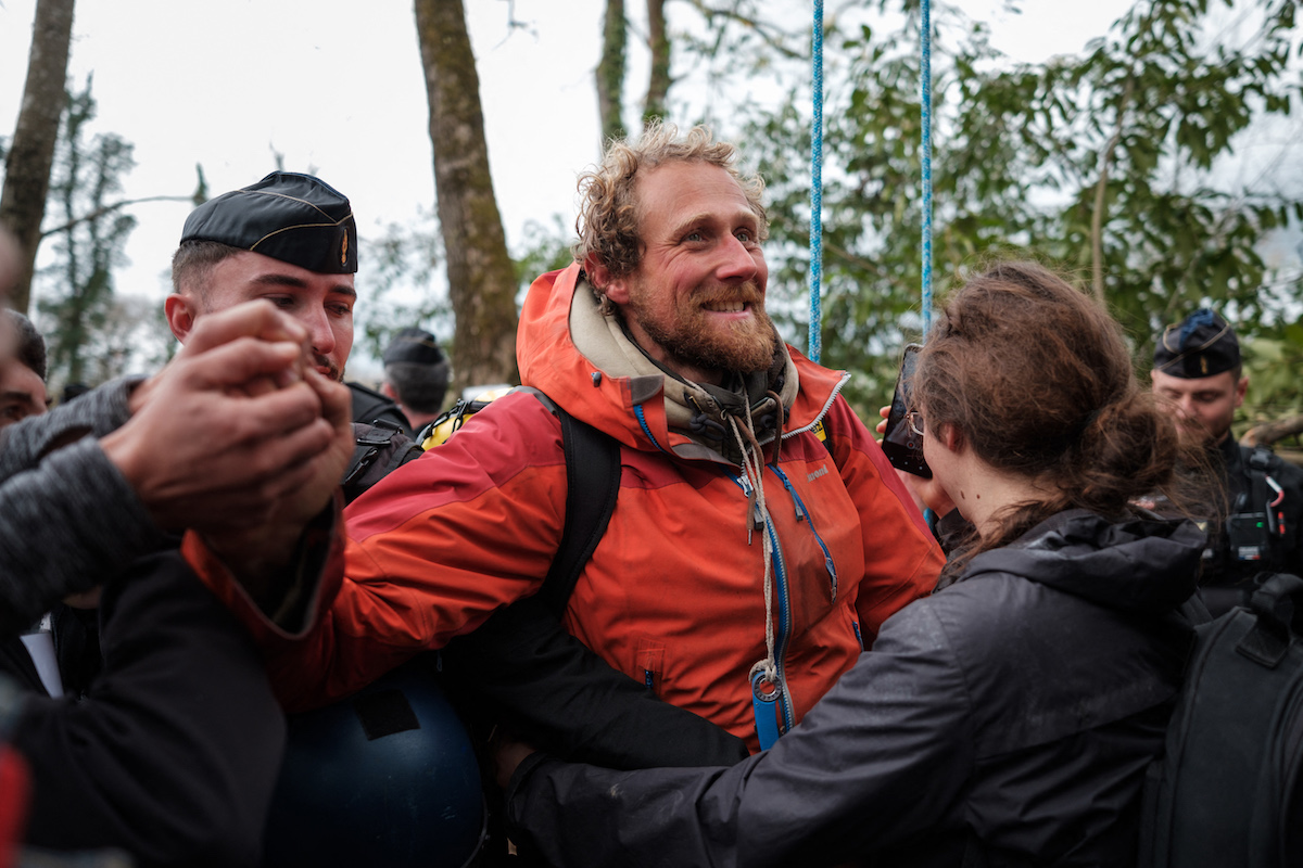 Après 39 jours perchés dans les arbres, les écureuils de l'A69 sont redescendus à terre ce week-end. L'<a href="/OFBiodiversite/">Office français de la biodiversité</a> a confirmé l'illégalité des coupes d'arbres dénoncées par les activistes.

C'est «une immense victoire d'étape» pour les militants.
👉 vert.eco/articles/a69-l…