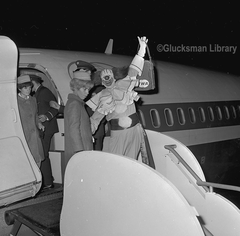 Happy #AprilFoolsDay from Bozo the Clown pictured here arriving at Shannon in 1967. This photo is taken from the #ShannonDevelopment collection, which is being catalogued as part of the @wellcometrustfunded New Jerusalems project! #NewTownArchives @ULLibrary @UL @ShannonHeritage