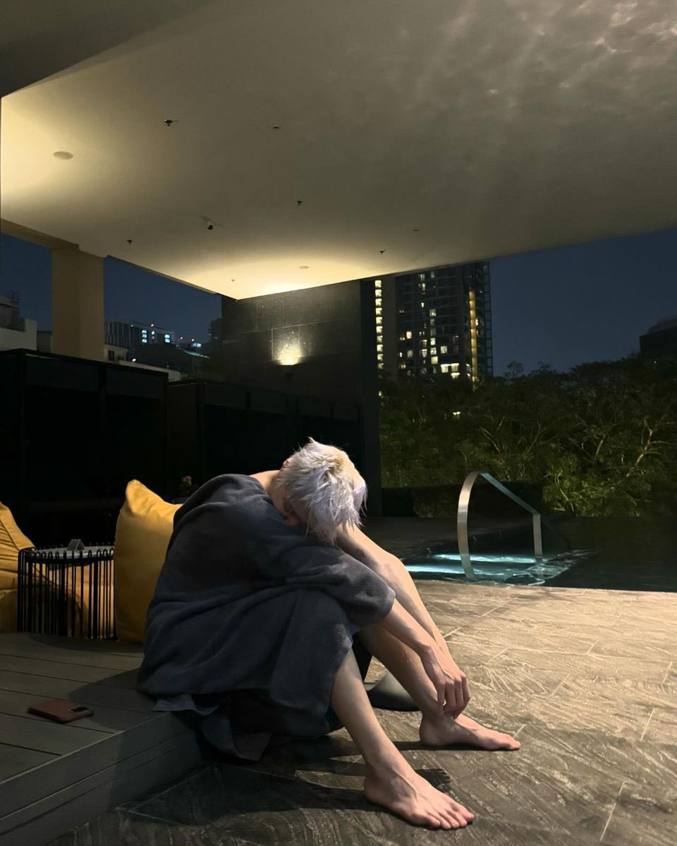 อยากให้พี่แกมานั่งหล่อๆแบบนี้ตลอดไปเลยว่ะ