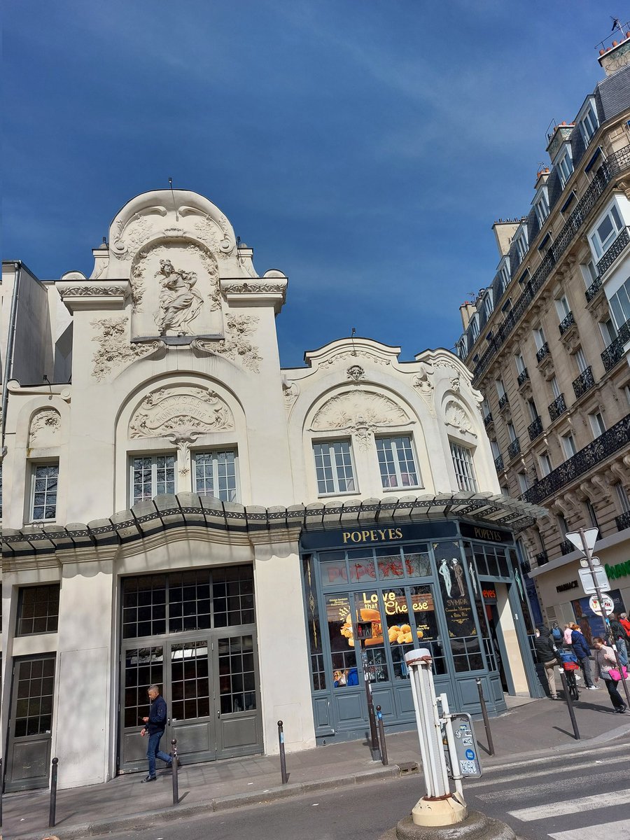 masryXfaransa's tweet photo. Théâtre Élysée Montmartre à #pigalle et #montmartre il est devenu un restaurant chicken #popeyes .. مسرح وصالة عرض إليزيه مونمارتر الشهير تاريخيا في سنوات بيجال الأستعراضية وقد تحول بواجهته التاريخية لمطعم فرايد تشيكن هامبورجر "بوبيز !!! 🫤 https://t.co/XDGjG3NSTr