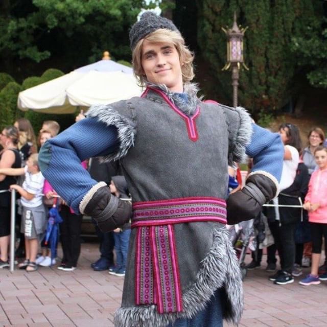 CosplayerGuys's tweet photo. Want to be featured? DM your favorite hot guy in costume& follow us. #gay #bulgeoutline #kristoff #Frozen3 #Frozen #GayHalloween #Halloween #GayCosplay #Cosplay #themeparkcharacter #guysintightpants #guysinwigs https://t.co/Ll8gtIZ5hp