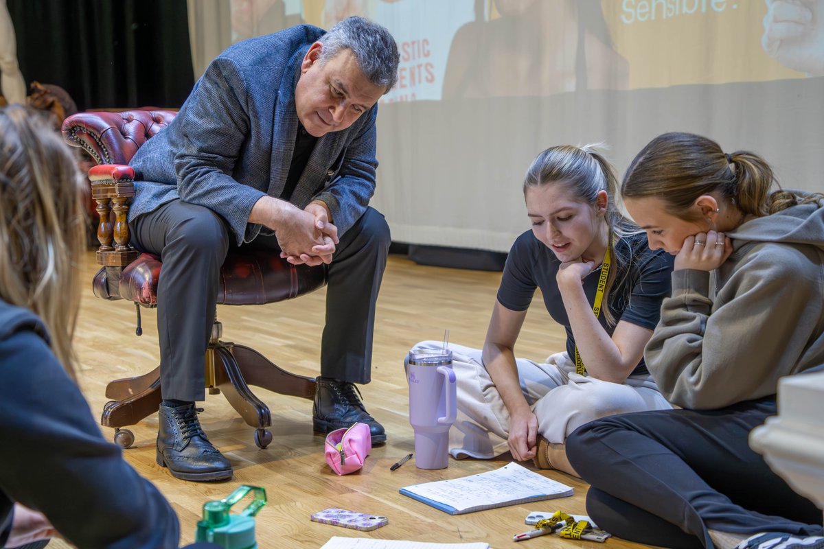 Last week, we welcomed BAFTA Award-winning writer @PhilMealey! 🌟 He shared invaluable scriptwriting insights with our Centre of Excellence for Performing Arts students, including tales from his illustrious career on The Royle Family sitcom. Thanks for an inspiring session!